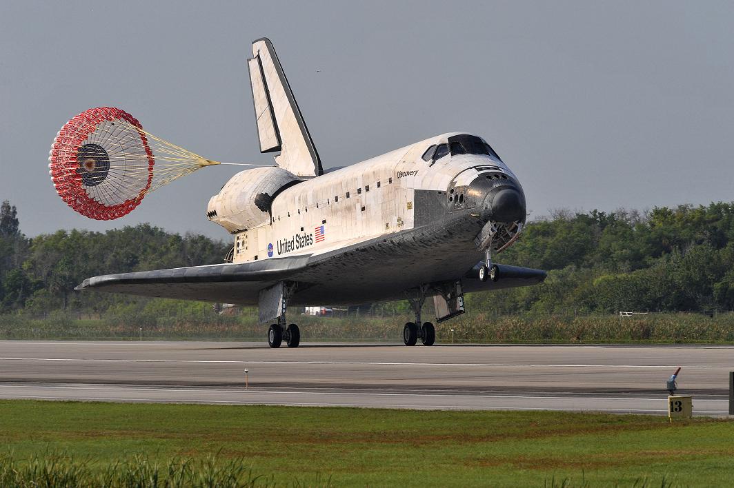 SHUTTLE DISCOVERY RETURNS HOME
